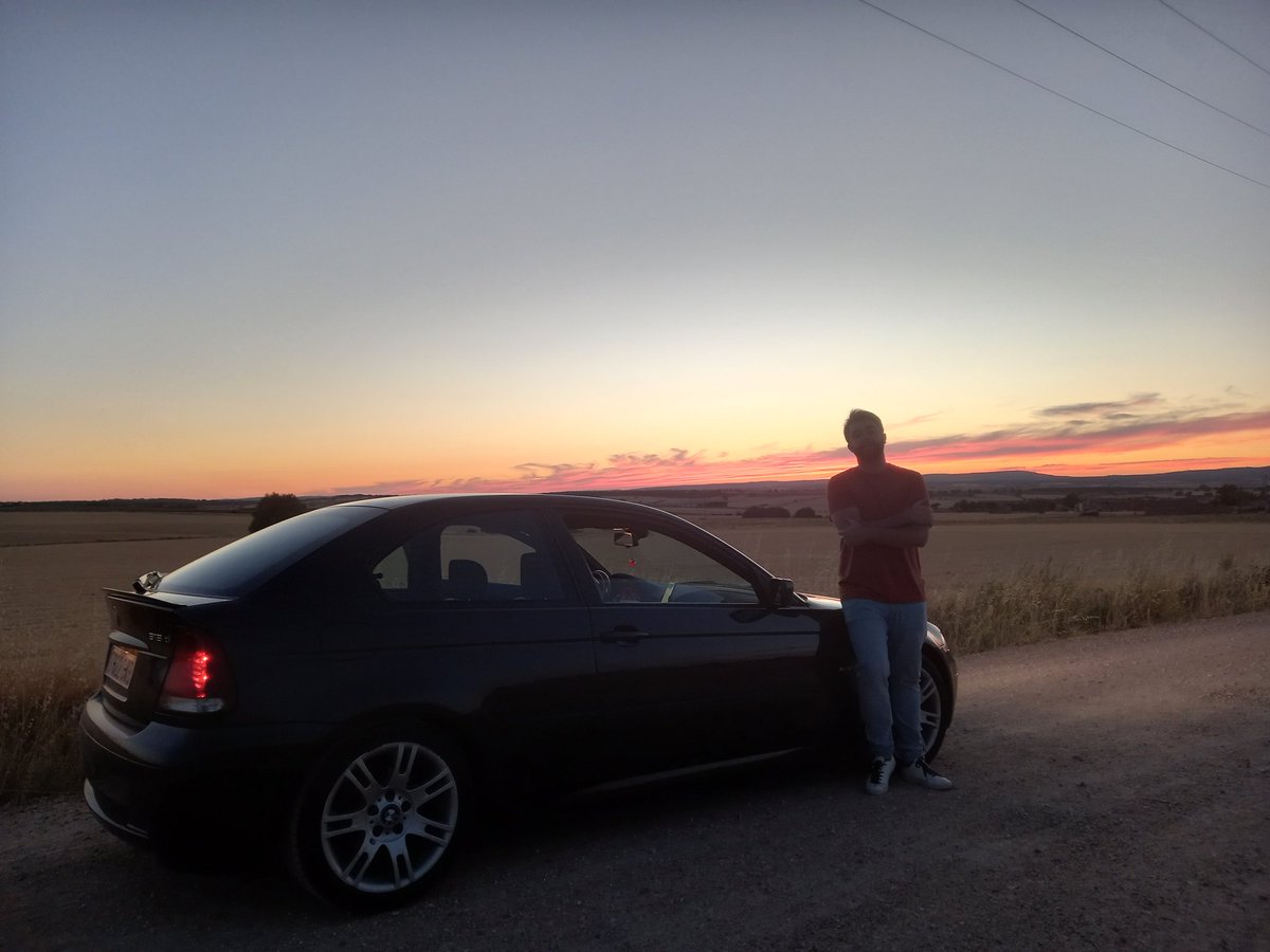 aguirremusat's tweet photo. Por Segovia, con mi mujer y mi mejor amigo. #318ti #packm https://t.co/9Yq3IMxBU5