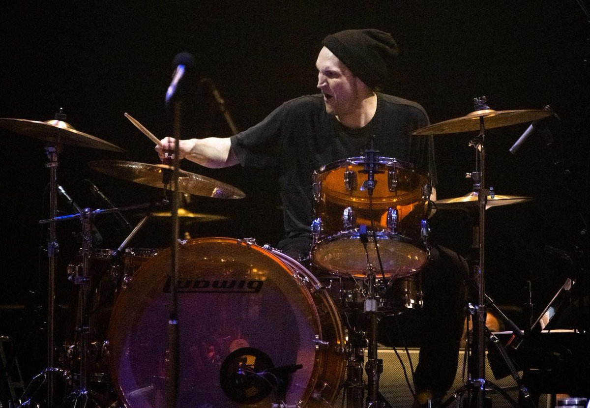 joshkbrasil's tweet photo. Nosso melhor baterista..!
@Pluralone1 com @PearlJam em Oakland, dia 13 de maio de 2022.
🌐🥁
@orgmusiclabel
#joshklinghoffer #pluralone #Joshinho #pearljam #eddievedder #jeffament #mikemccready #stonegossard #mattcameron #boomgaspar #gigaton #Josh #tour
📸: Chris Tuite https://t.co/7fCW7n8Ual