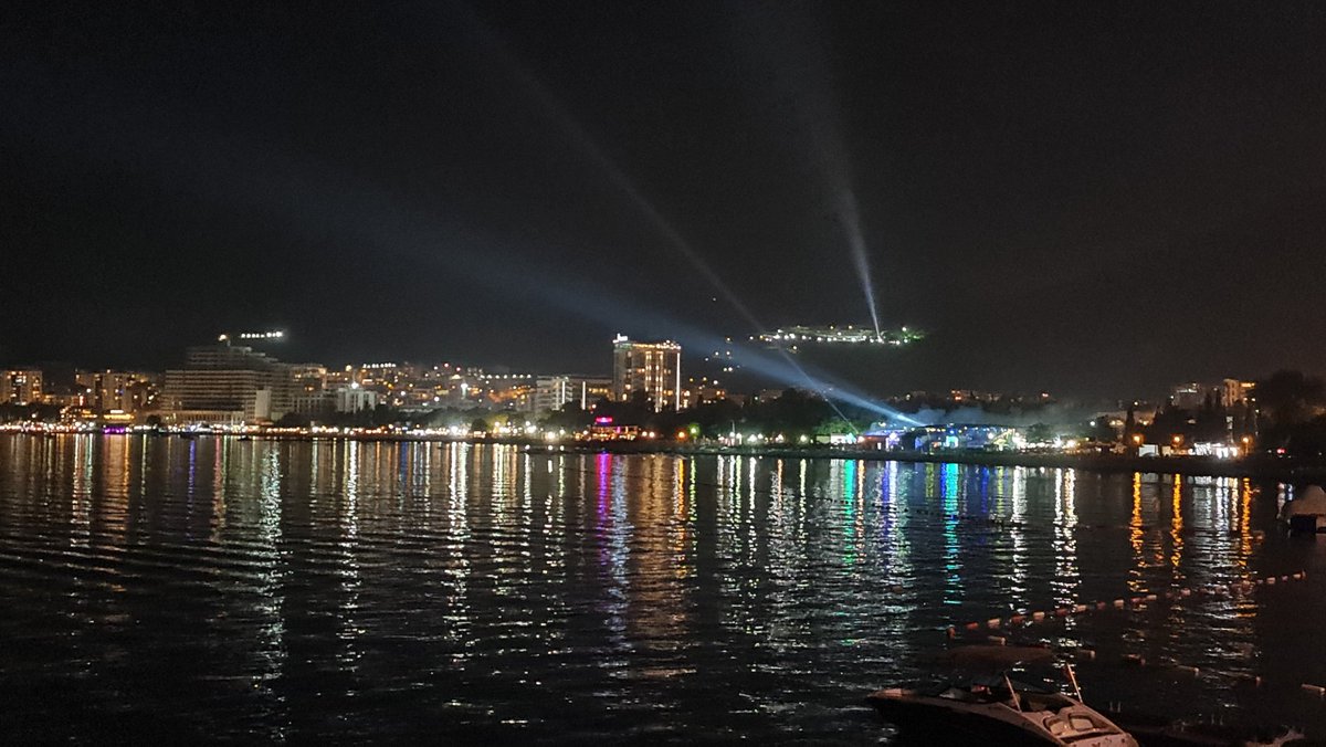 kontenjeras's tweet photo. Koja vam je fora, 
S'ta svetla kraj mora?
Pokvarile se zvezde?
Pa nemaju odsjaj na horizontu.

Romantichar u Budvu, day 1 https://t.co/jMivEd6PHm