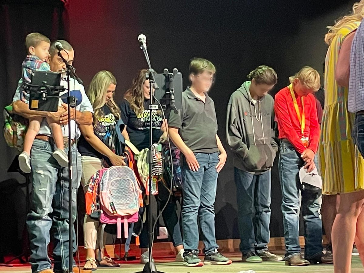 MeldahlSonya's tweet photo. We brought our extra Fields Store Elementary backpacks for *extra* blessings by Pastor Gene Johnson 💕@ChampionCowboy @Crosby1999 @FSEBulldogs @FSEgreatness @WallerISD #BACK2SCHOOL https://t.co/bYmTVuNj3a