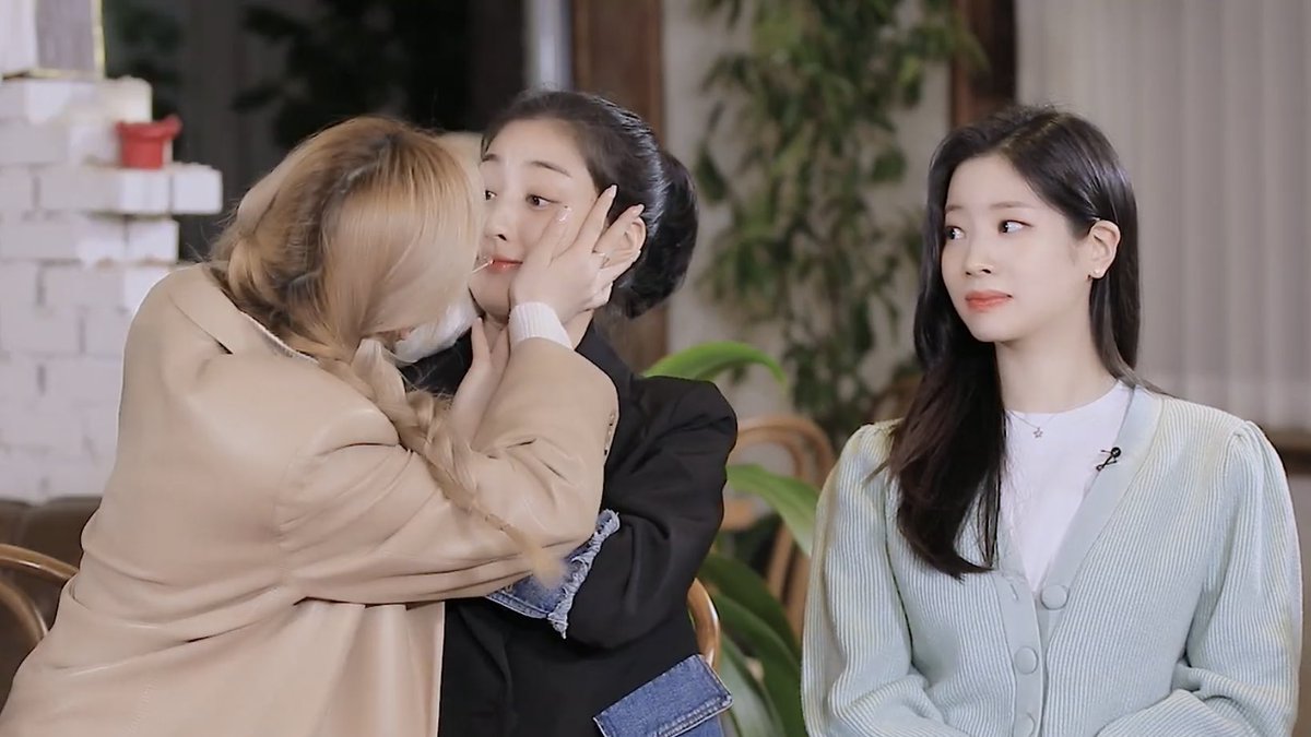 twiceakgay's tweet photo. this pic... is so... https://t.co/P5UfRxMMv8
