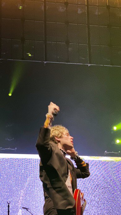 Iukethinkers's tweet photo. he glows on stage 🤍 https://t.co/ulvZwrblRu