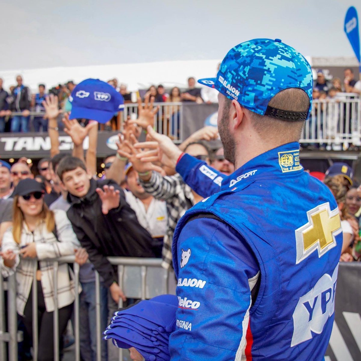 EquipoChevrolet's tweet photo. Postales del día domingo en San Nicolás 📸📍

#GPELAION 🔵

@ChevroletArg | @YPFoficial | @Banco_Patagonia https://t.co/Ipa0G5E4GE