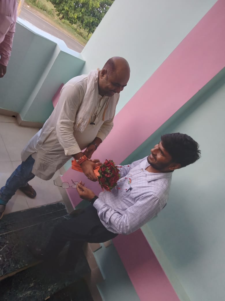 union_mithila's tweet photo. आज मिथिला सब्जी संघ कार्यालय मे श्री अंकित कुमार जी, का आगमन हुआ।
'तरकारी' परियोजना को लेकर एक विस्तृत चर्चा हुई जिसमें आने वाले समय मे श्री अंकित जी का सम्पूर्ण सहयोग संघ को अपेक्षित है।
आभार!
@rk_tikna 
@DeptCooperative https://t.co/bXgzdAvyqy