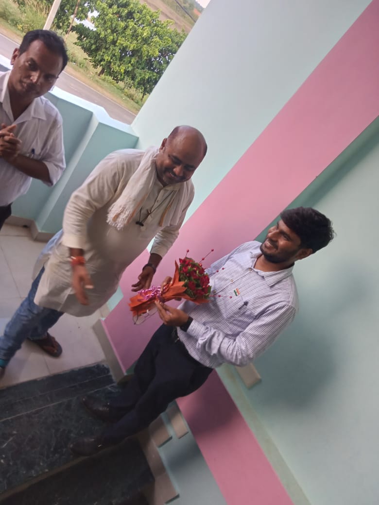 union_mithila's tweet photo. आज मिथिला सब्जी संघ कार्यालय मे श्री अंकित कुमार जी, का आगमन हुआ।
'तरकारी' परियोजना को लेकर एक विस्तृत चर्चा हुई जिसमें आने वाले समय मे श्री अंकित जी का सम्पूर्ण सहयोग संघ को अपेक्षित है।
आभार!
@rk_tikna 
@DeptCooperative https://t.co/bXgzdAvyqy