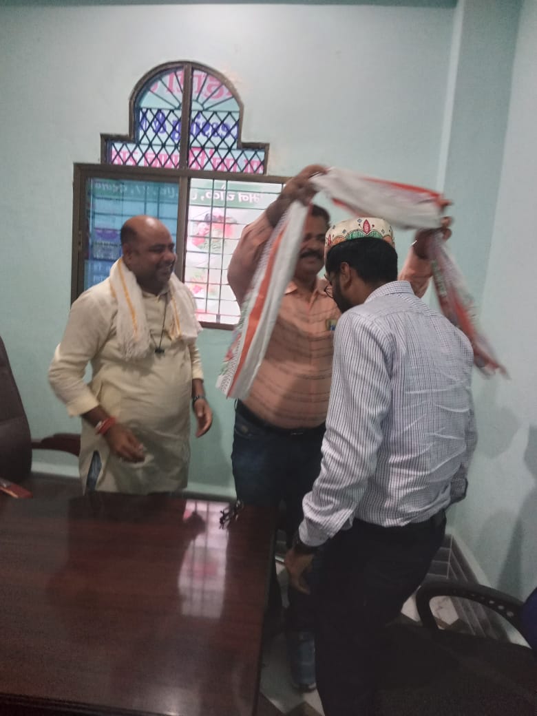 union_mithila's tweet photo. आज मिथिला सब्जी संघ कार्यालय मे श्री अंकित कुमार जी, का आगमन हुआ।
'तरकारी' परियोजना को लेकर एक विस्तृत चर्चा हुई जिसमें आने वाले समय मे श्री अंकित जी का सम्पूर्ण सहयोग संघ को अपेक्षित है।
आभार!
@rk_tikna 
@DeptCooperative https://t.co/bXgzdAvyqy
