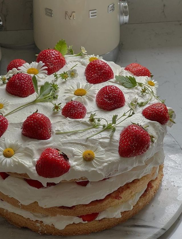 seokuva's tweet photo. strawberry shortcake 🍰💗 https://t.co/MFKEpBXYMS