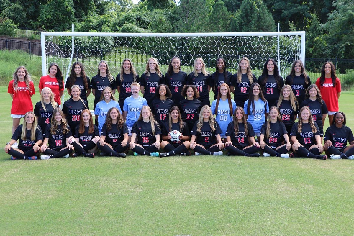 UMSLWSOC's tweet photo. 2022 UMSL WOMEN’S SOCCER TEAM! https://t.co/aflXmd4OiK