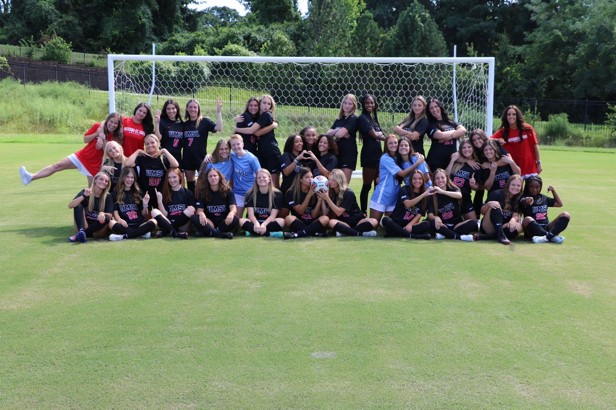 UMSLWSOC's tweet photo. 2022 UMSL WOMEN’S SOCCER TEAM! https://t.co/aflXmd4OiK