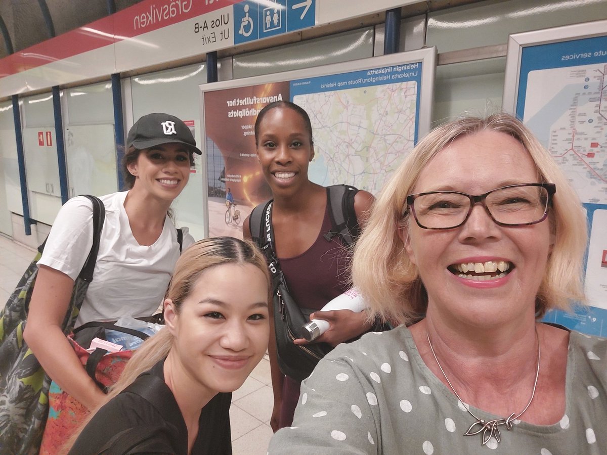 PirkkoYlisela's tweet photo. #Nykysirkus ja #nykytanssi peräkkäisinä päivinä. Huikeita elämyksiä, mitä osaamista ja taitoa, huh.

Minua onnisti metroasemalla: bongasin kolme huipputanssijaa ja sain kiittää heitä esityksestä 😍

#treeofcodes #ripples @tanssintalo @helsinkifest https://t.co/3SCLapyXg1