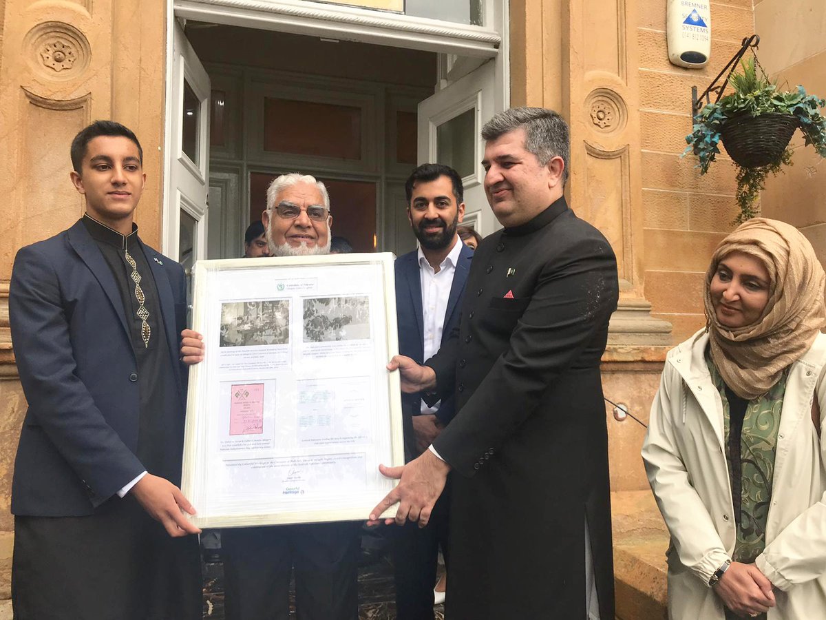 ColourHeritage's tweet photo. A beautiful framed gift presented to @Pakinglasgow on #PakIndependenceDay 2019 to recognise and celebrate the many immense contributions since the 1950s of the Scottish #Pakistani community, presented by CH and volunteers, including @HumzaYousaf https://t.co/NdWDYbdeNS