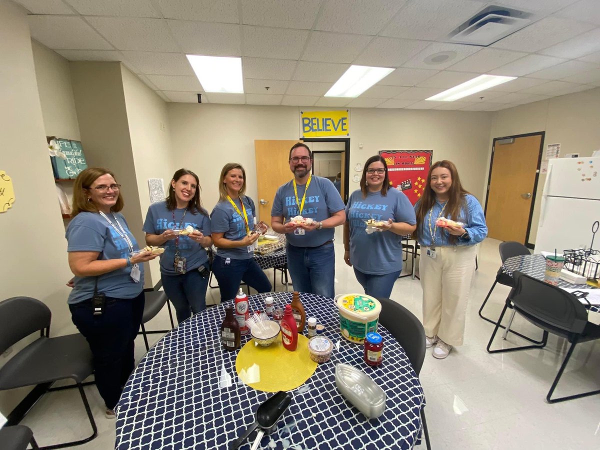 mscheyllynn's tweet photo. Hickey celebrated teachers starting their first year with us! It was a special moment for all our staff! #HickeyBelieves #BelievePISD #PlanoISDFirstDay22 https://t.co/voC8osrDLj