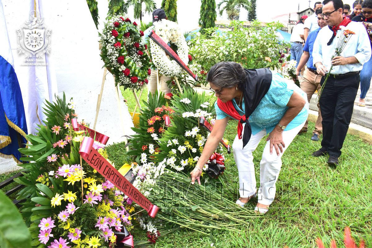 unanleon's tweet photo. La Bicentenaria UNAN-León a través de nuestras autoridades superiores y académicas, participaron en la entrega de ofrenda floral y guardia de honor en conmemoración al 40 Aniversario del Tránsito a la Inmortalidad del Cmdte. Marcos Somarriba.
#UNANLeón #14agosto https://t.co/VVUxOKY8Vc