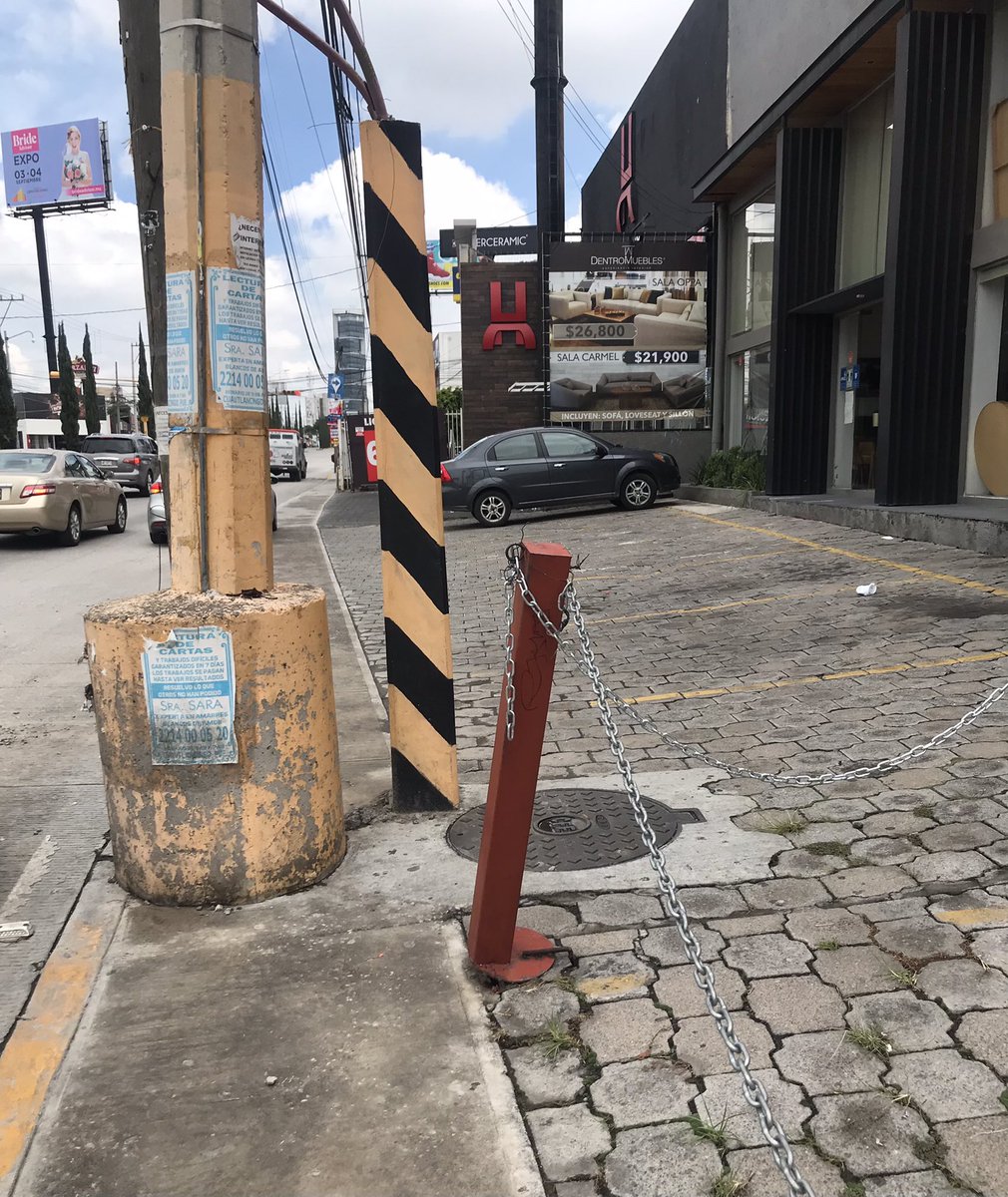 CarlosAfavor's tweet photo. Tenía tiempo que no andaba por Zavaleta, y triste es ver que sigue siendo de las avenida menos amigables con el peatón. 

Banquetas de estacionamiento, en casi toda la avenida, y calles vueltas estacionamiento. 

Caminar ahí es un peligro. 
@InfraPue @MTGobPue @eduardorivera01 https://t.co/jDotuN5x2v