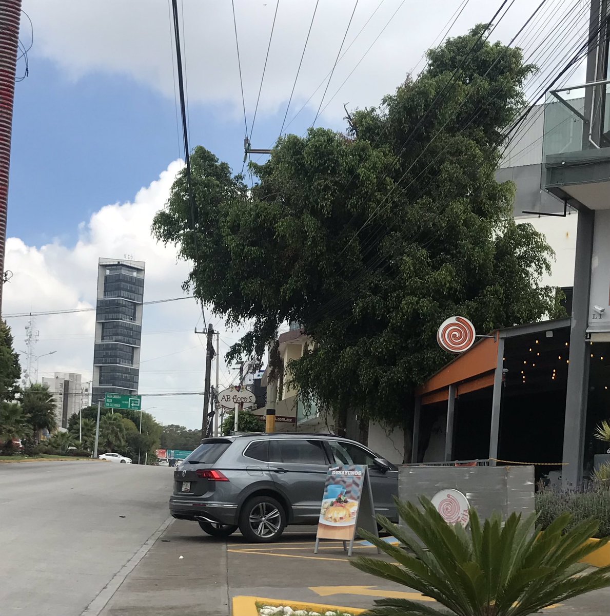 CarlosAfavor's tweet photo. Tenía tiempo que no andaba por Zavaleta, y triste es ver que sigue siendo de las avenida menos amigables con el peatón. 

Banquetas de estacionamiento, en casi toda la avenida, y calles vueltas estacionamiento. 

Caminar ahí es un peligro. 
@InfraPue @MTGobPue @eduardorivera01 https://t.co/jDotuN5x2v