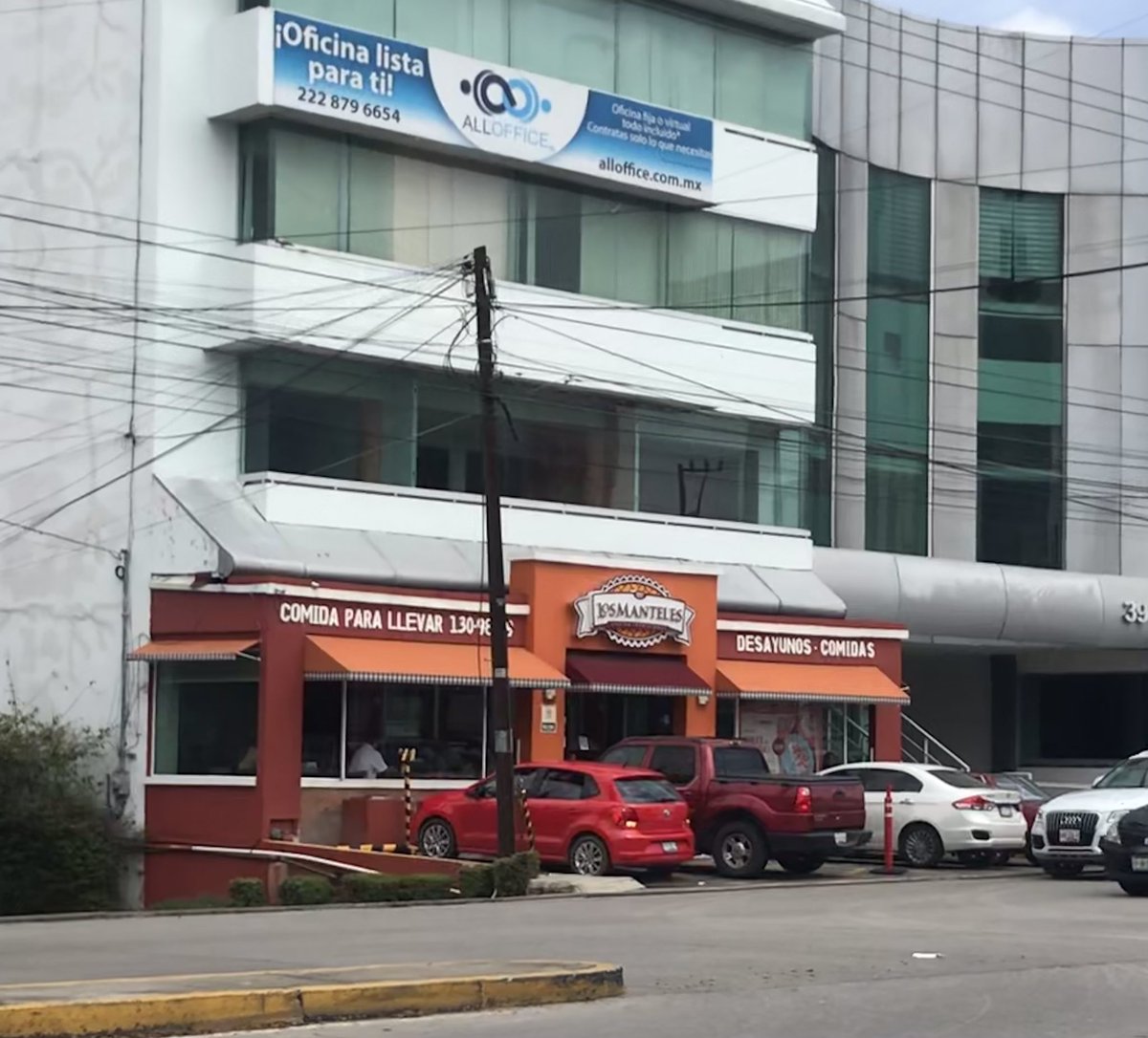 CarlosAfavor's tweet photo. Tenía tiempo que no andaba por Zavaleta, y triste es ver que sigue siendo de las avenida menos amigables con el peatón. 

Banquetas de estacionamiento, en casi toda la avenida, y calles vueltas estacionamiento. 

Caminar ahí es un peligro. 
@InfraPue @MTGobPue @eduardorivera01 https://t.co/jDotuN5x2v