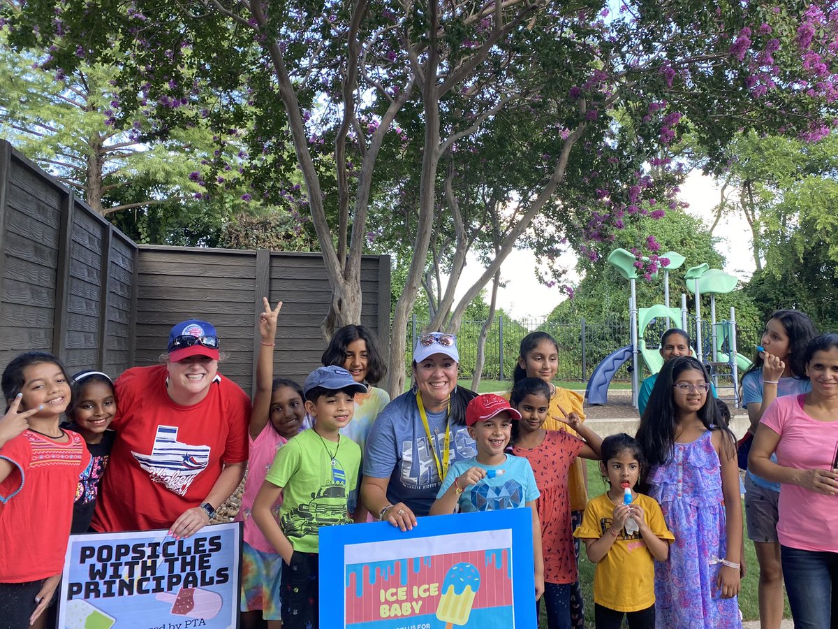 mscheyllynn's tweet photo. Popsicles with the Principals was a hit with our Hickey community! Thank you, Hickey PTA, for sponsoring this relationship building event! #HickeyBelieves #BelievePISD https://t.co/lu6DasNclg