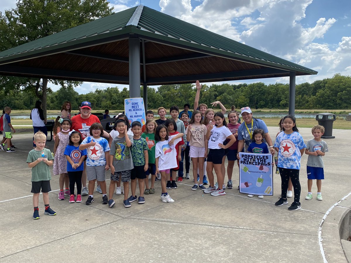 mscheyllynn's tweet photo. Popsicles with the Principals was a hit with our Hickey community! Thank you, Hickey PTA, for sponsoring this relationship building event! #HickeyBelieves #BelievePISD https://t.co/lu6DasNclg