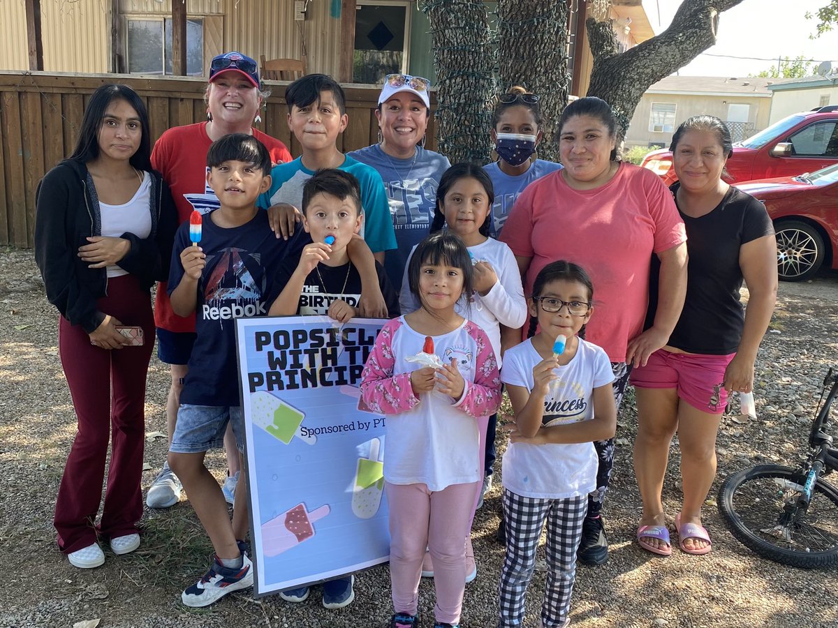 mscheyllynn's tweet photo. Popsicles with the Principals was a hit with our Hickey community! Thank you, Hickey PTA, for sponsoring this relationship building event! #HickeyBelieves #BelievePISD https://t.co/lu6DasNclg