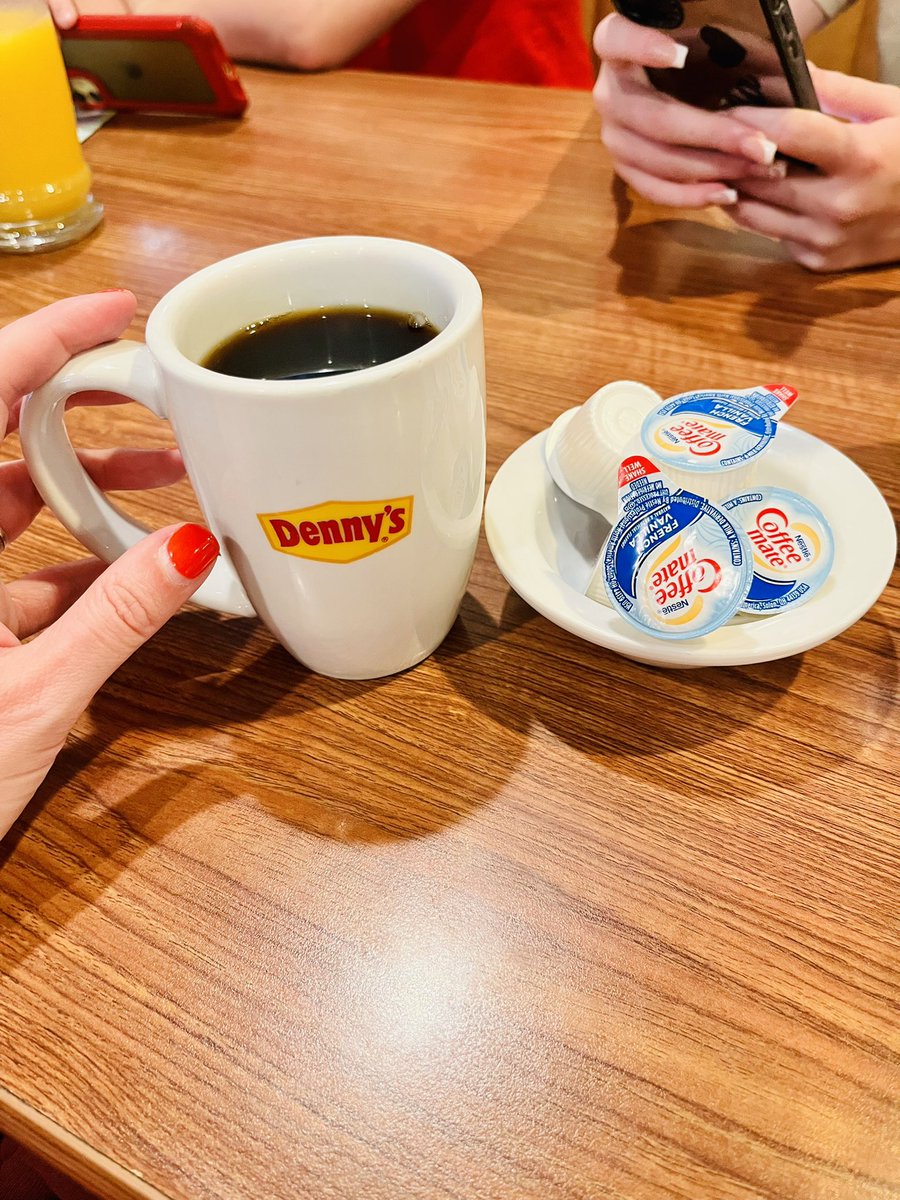 MrsOleary1814's tweet photo. Travel day. But first coffee...βοΈβοΈπΊπΈπ#SummerHolidayNumberTwo #SummerTime #Summer2022 #FamilyFunInTheSun #California https://t.co/zdzEVG6wNy