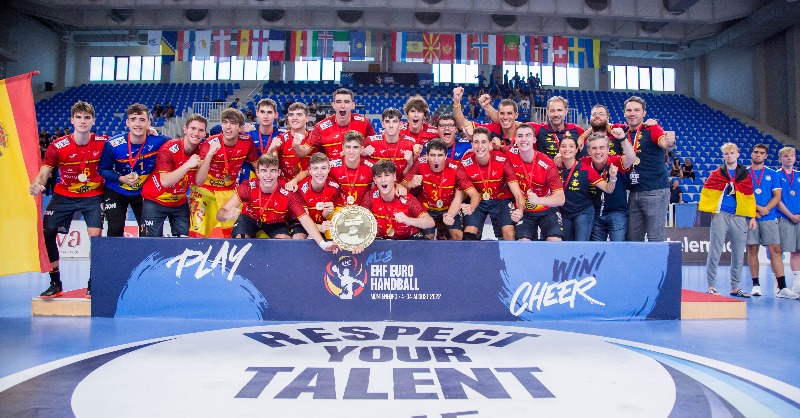 RFEBalonmano's tweet photo. 🏆 España se corona en Montenegro

🥇 Los #HispanosJuveniles🇪🇸 vencen a Suecia tras un igualado choque (32:34) para levantar el título del @EHFEURO

💯 La selección suma la novena medalla de 2022 para el #Balonmano español, la tercera de oro

📝👇 Crónica de la final