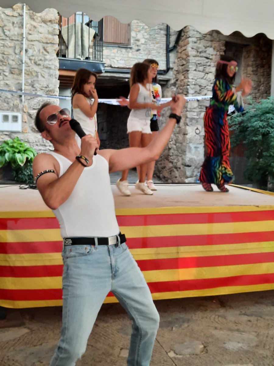 vilanovadebanat's tweet photo. QUEEN a resucitat i es a la Festa de Vilanova!!! # Festavilanova https://t.co/57oaMg4Xvz