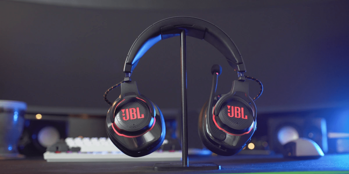 I think our headset looks good in red, don't you agree? @EYEBALLERS 