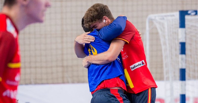 RFEBalonmano's tweet photo. 🏆 España se corona en Montenegro

🥇 Los #HispanosJuveniles🇪🇸 vencen a Suecia tras un igualado choque (32:34) para levantar el título del @EHFEURO

💯 La selección suma la novena medalla de 2022 para el #Balonmano español, la tercera de oro

📝👇 Crónica de la final