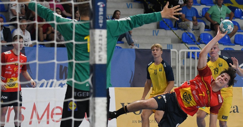RFEBalonmano's tweet photo. 🏆 España se corona en Montenegro

🥇 Los #HispanosJuveniles🇪🇸 vencen a Suecia tras un igualado choque (32:34) para levantar el título del @EHFEURO

💯 La selección suma la novena medalla de 2022 para el #Balonmano español, la tercera de oro

📝👇 Crónica de la final