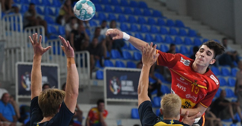 RFEBalonmano's tweet photo. 🏆 España se corona en Montenegro

🥇 Los #HispanosJuveniles🇪🇸 vencen a Suecia tras un igualado choque (32:34) para levantar el título del @EHFEURO

💯 La selección suma la novena medalla de 2022 para el #Balonmano español, la tercera de oro

📝👇 Crónica de la final