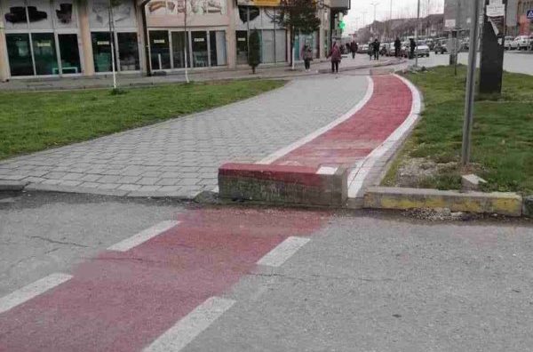roter_pander's tweet photo. „Warum müssen Radfahrer immer auf der Straße fahren, wenn es doch einen Radweg gibt?! 😤“

Der Radweg: https://t.co/zPoIrjBbq3