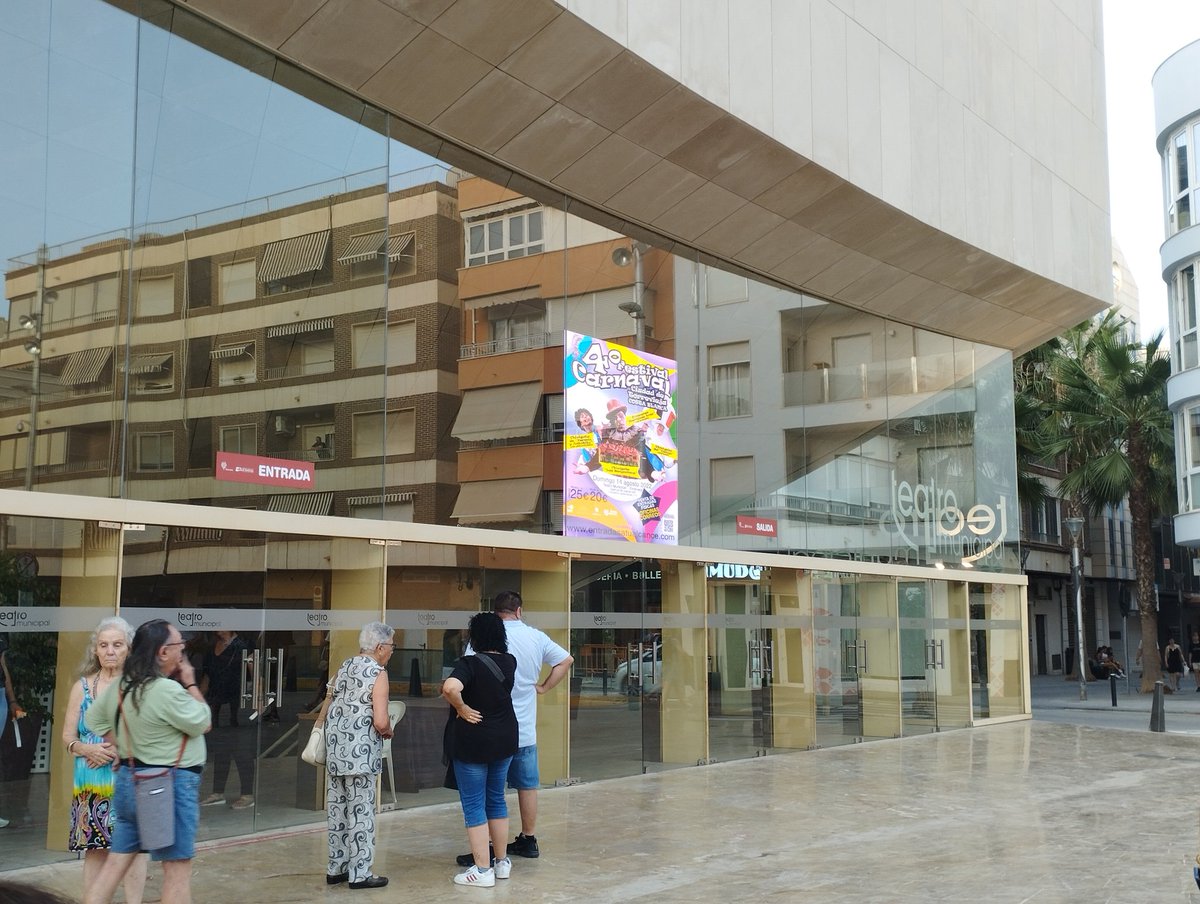 CarnavalVLC's tweet photo. Lxs Carnavalencianxs ya estamos aquí!!!
Que levante la mano quien vaya a disfrutar con @elcanijocom , @LaChiriDeFyA , @ComparsaAres y Los Sangochaos !! 🙋🏻‍♀️🙋🏻‍♀️🙋🏻‍♀️
🥳🎭🎉 https://t.co/r6KwODiUAh