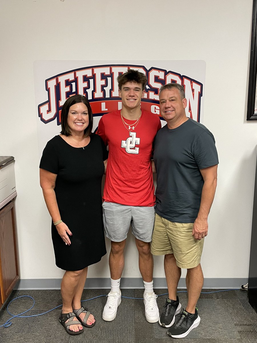 gavin_smith30's tweet photo. After an amazing tour and talk I’m excited to announce that I have received my first offer from Jefferson College 🔴⚪️ @CBreadWalker1 @AcesCoach1 @jbarrington85 @ILBearsBball @shelby_andy https://t.co/YSmIdhzAC1