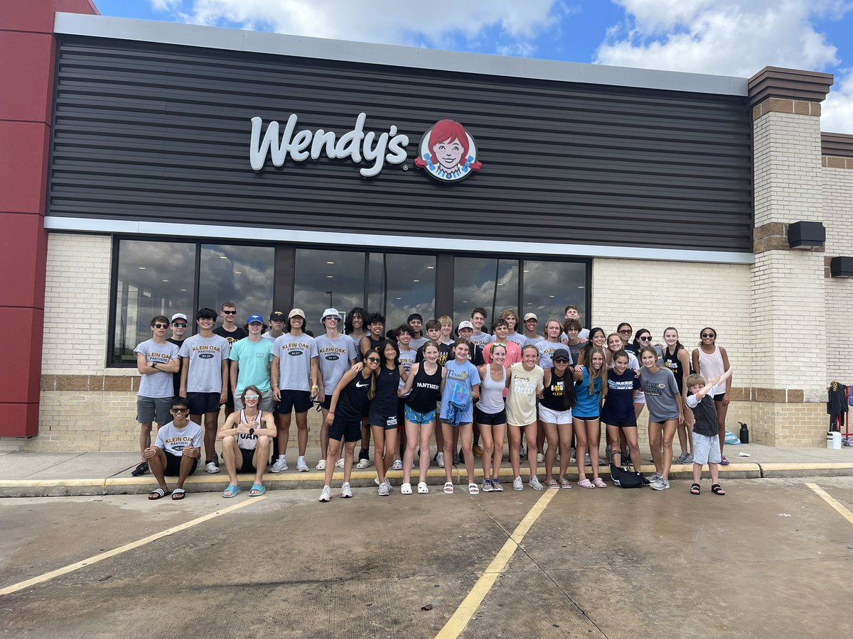 TeamHendry5's tweet photo. Thank you thank you thank you!!! We are so lucky to be part of this amazing community! @Wendys @koxctfbc @KO_Track_CC @thomashensley @KleinOak @rjordan114 @Coach_BCarp Oak Em!🖤💛 https://t.co/BHcExqFrDy