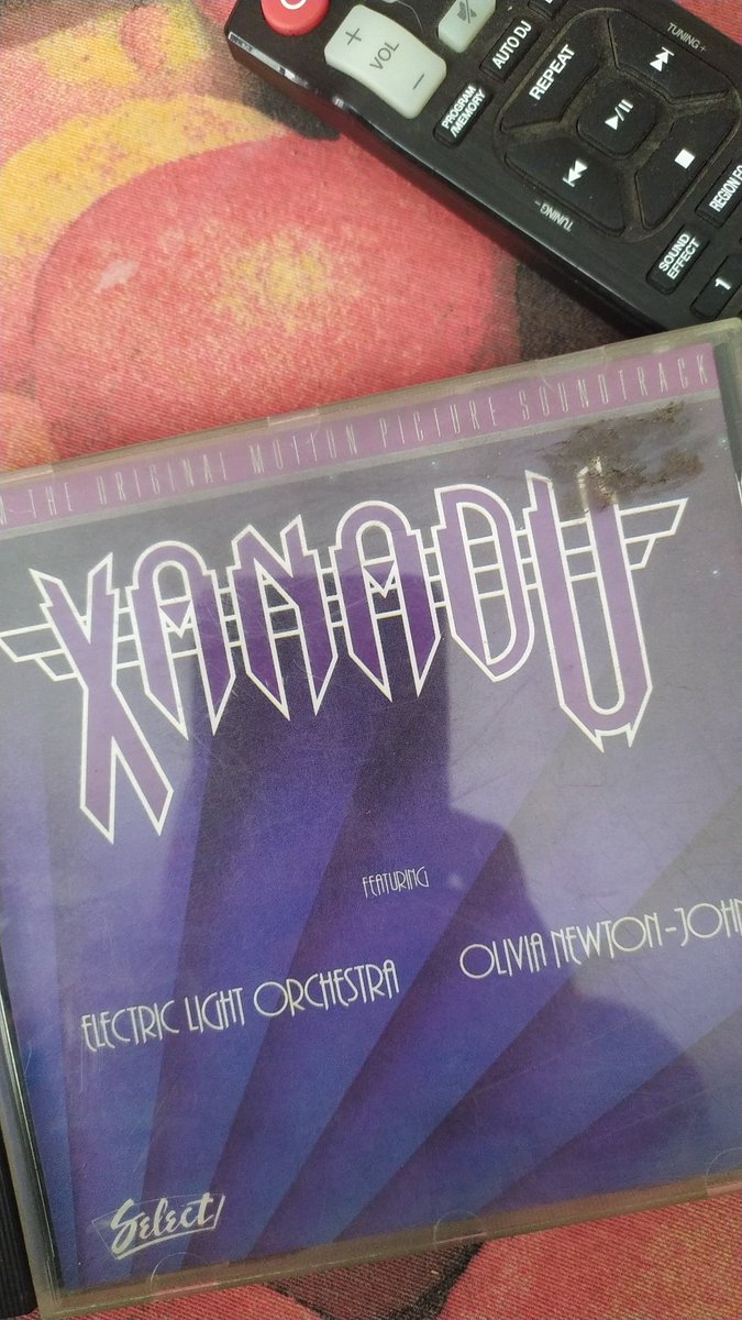 melbuendia's tweet photo. Tarde, pero hasta hoy tuve tiempo de hacer homenaje a Olivia Newton-John. Creo q gracias a esta peli entendi lo q era un OST y me compraron el KCT, y es uno de mis consentidos. #SuspendedinTime #Xanadu PD. Obvio, tmb use patines c/calentadores https://t.co/QGCNjNDRVC
