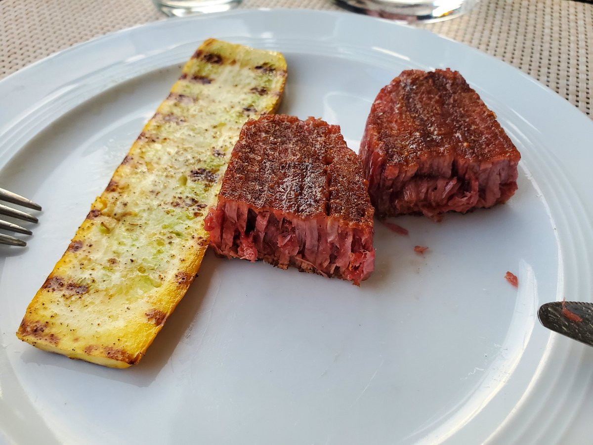 renzsch's tweet photo. Schon nah dran. Deutlich Rind, Faserstruktur. Gute Alternative.
#Redefinedmeat https://t.co/LHirRo9V0V