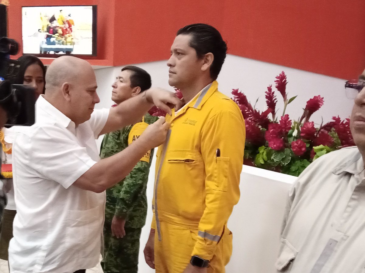 Merecido reconocimiento a los integrantes de las brigadas de #Mexico y #Venezuela, sin su apoyo no hubiera sido posible ganarle la batalla el fuego en tan corto tiempo.
Gracias !
#PasiónXCuba