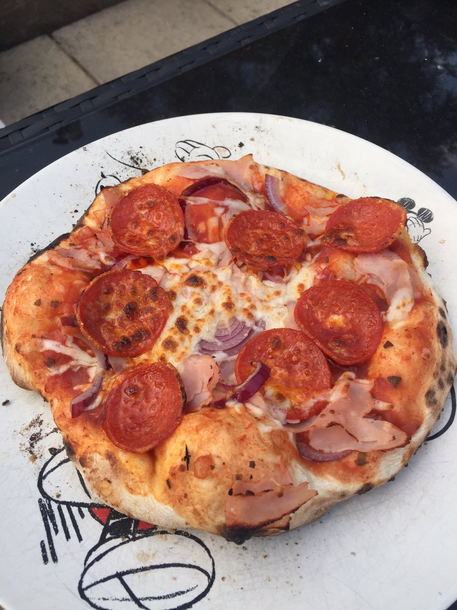 15jjc's tweet photo. 28° this evening in the garden, so seems like the right time try out our new ooni fyra 12 Pizza Oven from @OoniHQ DELICIOUS!.🍕
( great bit of kit ) #Pizza #oonified #ooni #OutDoorCooking #Alfresco https://t.co/NZBB9YE16b