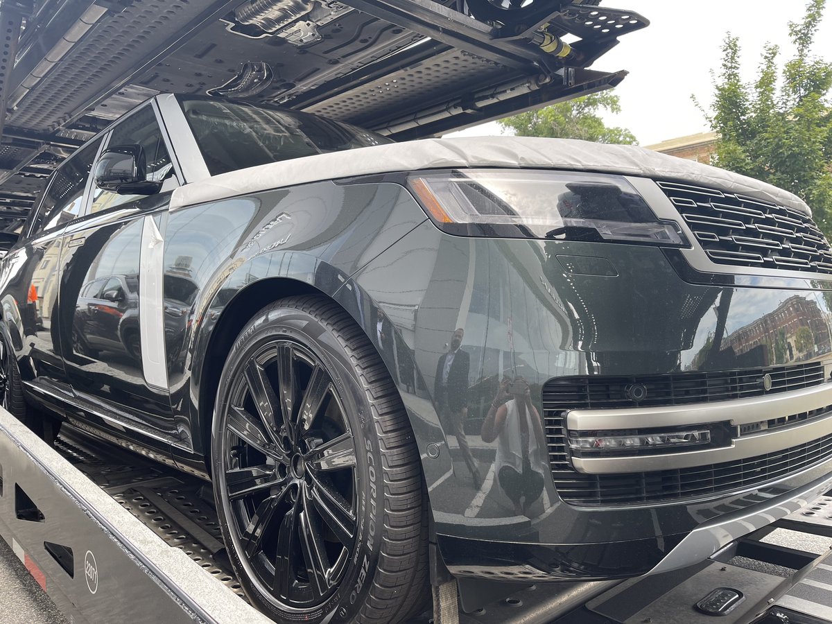 JLR_Boston's tweet photo. No #SundayScaries over here! Ready to start this week strong with some beautiful new inventory 😍😍😍 

#JLRBoston #rangerover #fpace #jaguarxf #rangeroverevoque #theherbchamberscompanies #belgraviagreen #P530 #P400 #Monday https://t.co/7QbMKOqmpy