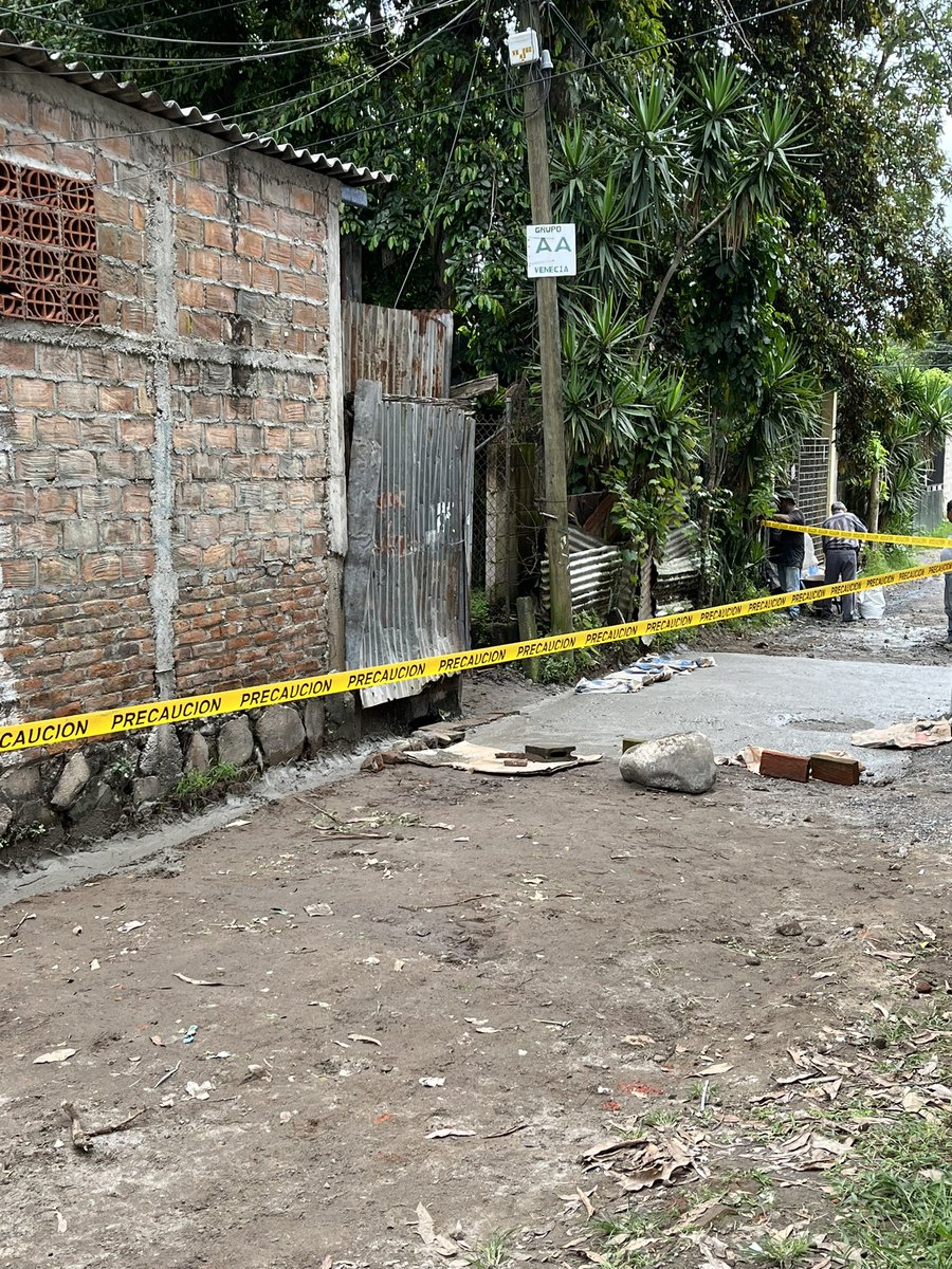 ColoniaCabrera's tweet photo. ⚠️PRECAUCIÓN⚠️ Hemos culminado la reparación de una parte de nuestra vía principal de acceso. Debemos respetar el tiempo de secado del cemento, para una mejor duración de la intervención.  🚨La calle seguirá cerrada hasta horas de la tarde 🚨 https://t.co/KoIoUspwTG