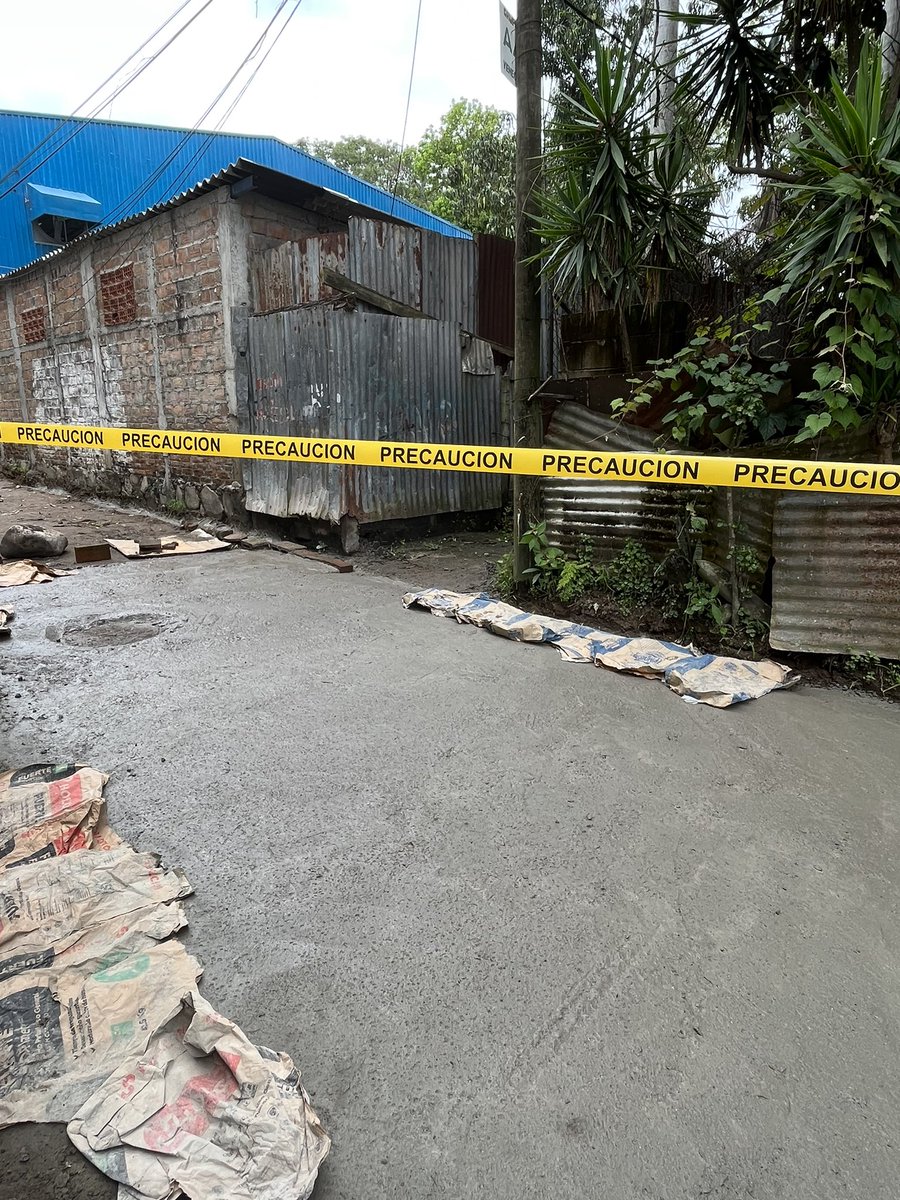 ColoniaCabrera's tweet photo. ⚠️PRECAUCIÓN⚠️ Hemos culminado la reparación de una parte de nuestra vía principal de acceso. Debemos respetar el tiempo de secado del cemento, para una mejor duración de la intervención.  🚨La calle seguirá cerrada hasta horas de la tarde 🚨 https://t.co/KoIoUspwTG