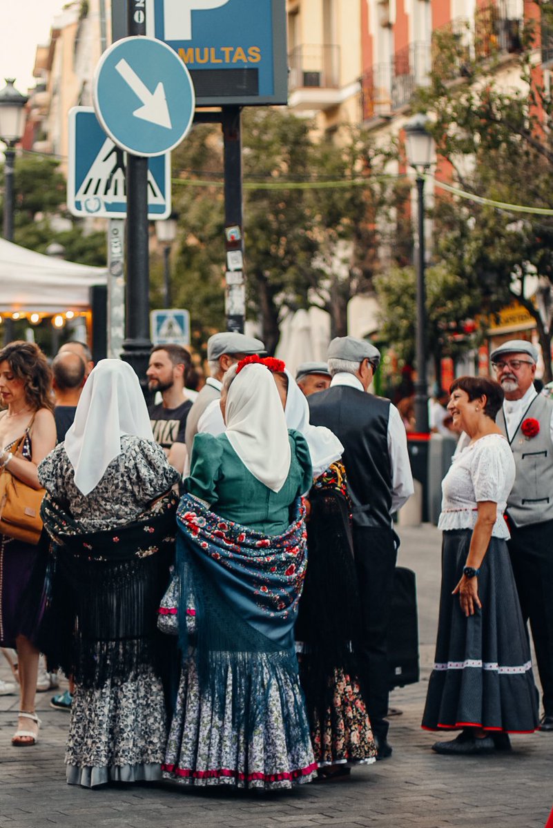 glors_'s tweet photo. Has el año que viene, chulapos 😎😻💃

📍Fiestas de San Cayetano
📍Fiestas de San Lorenzo
📍Fiestas de la Paloma

#streetphotography 
#fotografiacallejera
#madrid
#visitmadrid https://t.co/Gc07wt798U