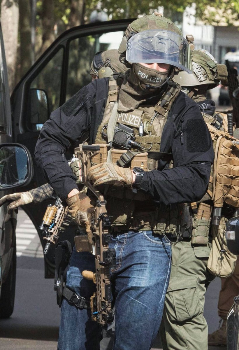 tacticalporn's tweet image. 🇩🇪Berlin SEK members.

#MCX #MulticamBlack #TacticalUnit #SEK
#Busch #SIG #Polizei #Police #Aimpoint