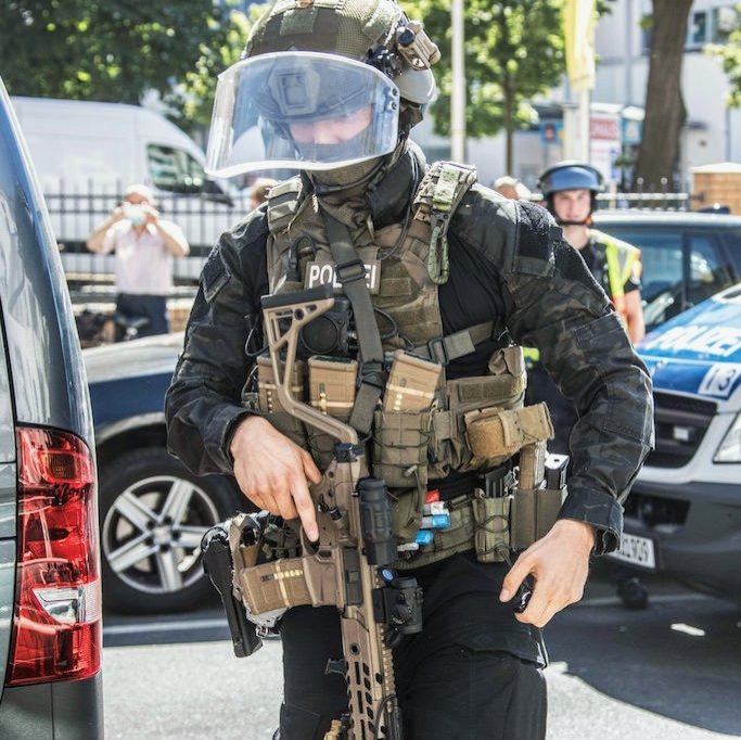 tacticalporn's tweet image. 🇩🇪Berlin SEK members.

#MCX #MulticamBlack #TacticalUnit #SEK
#Busch #SIG #Polizei #Police #Aimpoint