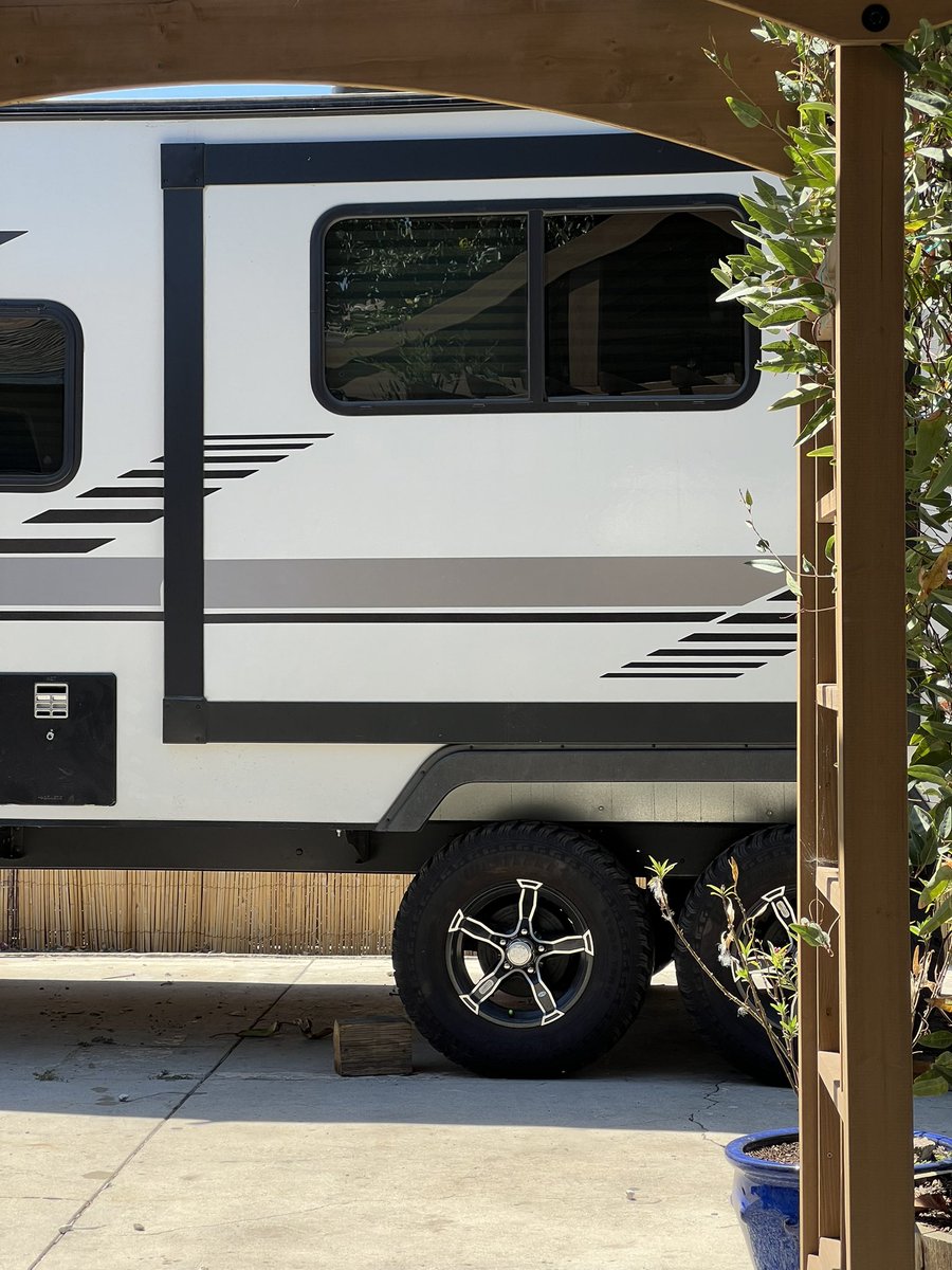 ayalamarine's tweet photo. Our trailer sits unusable #microminnie https://t.co/ofPnwpAQ9j