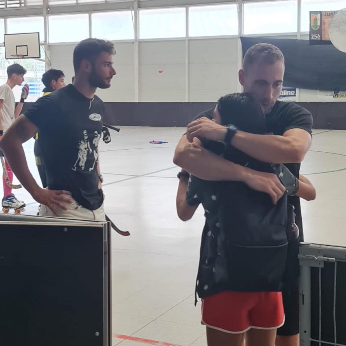 El tracte dels monitors no tan sols ha estat impecable, sinó que ha anat molt més enllà: cariyosos, propers... només puc tenir paraules d’agraiment, en especial pel Marc Coy, el Xavi Costa i el Luka Hernández.
Exemples a seguir, gràcies!
❤️🙌🏽 #hoqueipatins