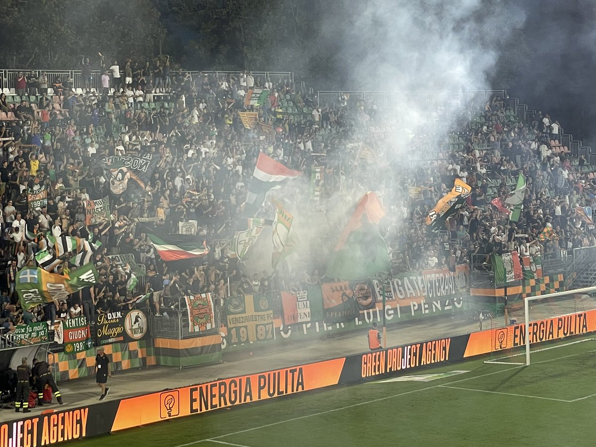 beanotownphoto's tweet photo. Pronti...#Venezia #VenGen #veneziafc https://t.co/X7cDESoC2O