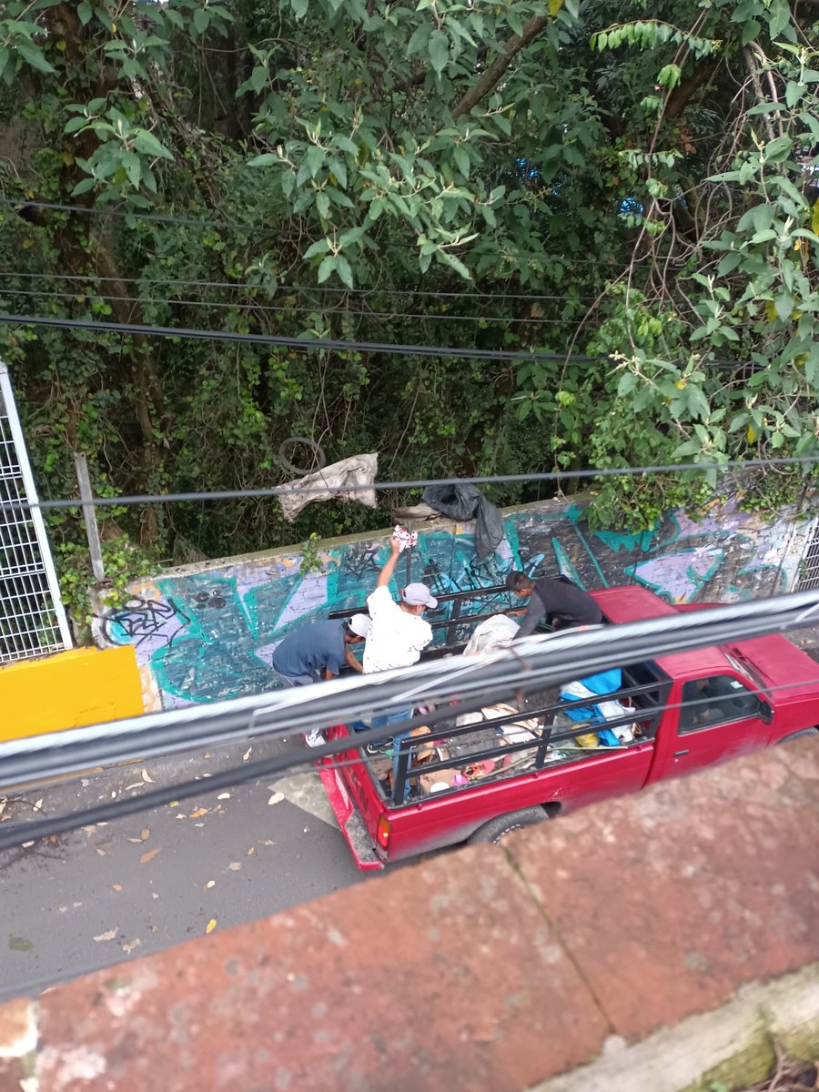 bubblegore's tweet photo. @ALaMagdalenaC @CesacContreras Quiero reportar a estas personas que están tirando basura en la barranca calle Orquídea Col. Lomas de San Bernabé, las placas son PAC-34-78 Placas Morelos https://t.co/PLlLYkoacA