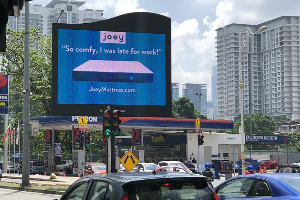 UniqueOOH's tweet photo. Khó rời giường mỗi sáng? Hãy để Billboard quảng cáo của Joey Mattress nói thay nỗi lòng bạn
#OOH #CreativeOOH #DOOH #quangcaongoaitroikythuatso #quangcaongoaitroisangtao #manhinhLEDquangcao #quangcaomanhinhLED #UniqueOOH #OOHStories #LedMedia https://t.co/ab7VJghZB6