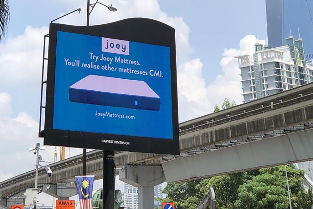 UniqueOOH's tweet photo. Khó rời giường mỗi sáng? Hãy để Billboard quảng cáo của Joey Mattress nói thay nỗi lòng bạn
#OOH #CreativeOOH #DOOH #quangcaongoaitroikythuatso #quangcaongoaitroisangtao #manhinhLEDquangcao #quangcaomanhinhLED #UniqueOOH #OOHStories #LedMedia https://t.co/ab7VJghZB6